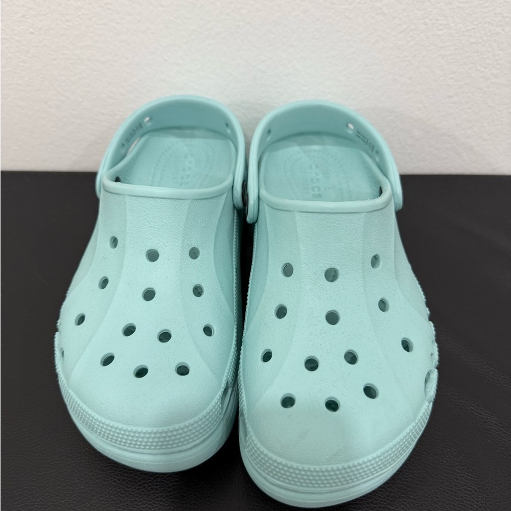 Women aqua crocs